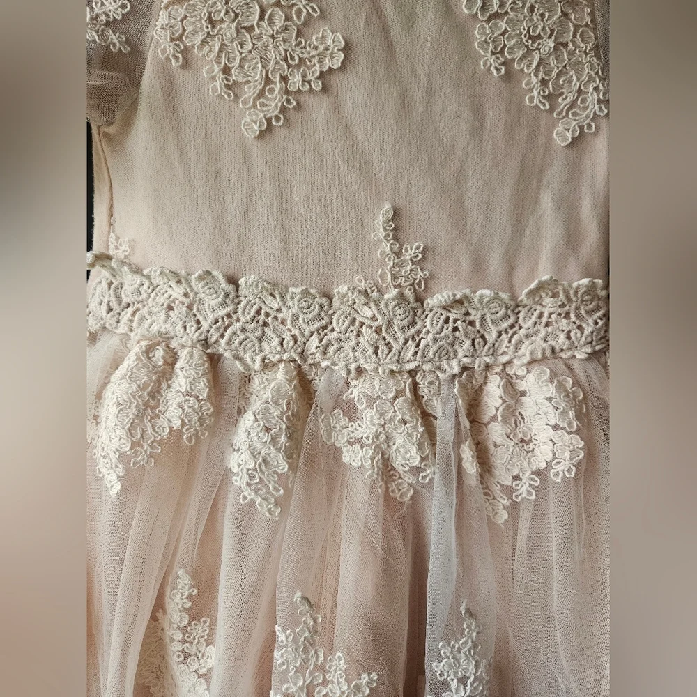 Elegant Lace Kid's Dress with Sheer Sleeves Size 4/5